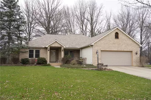 1045 Hunters Chase, Grafton, OH 44044