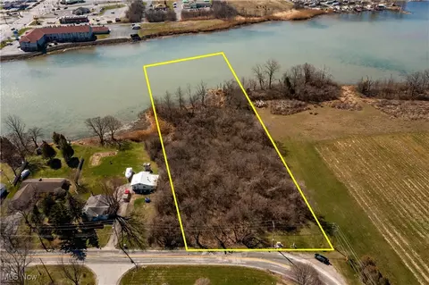 113 W Catawba Rd, Port Clinton, OH 43452