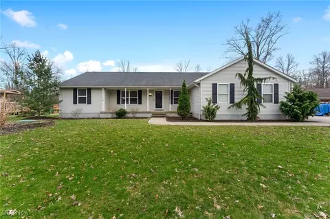 1737 Lucretia Dr, Girard, OH 44420