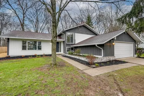 13325 N Strathmore Dr, Valley View, OH 44125