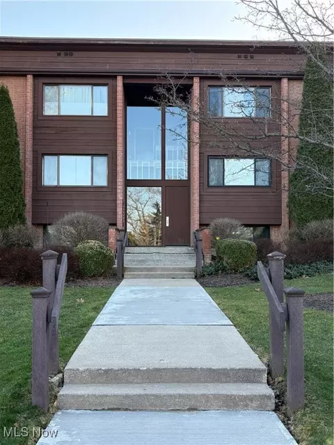 935 Canyon View Rd #104, Northfield, OH 44067