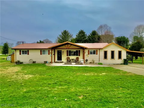 2865 Pioneer Cir, Zanesville, OH 43701