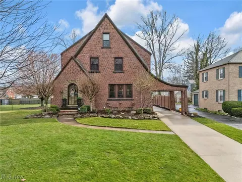 210 35th St NW, Canton, OH 44709