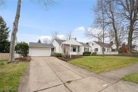 1140 Overlook Dr, Alliance, OH 44601