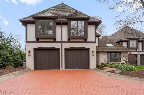 5 Windsor Ct, Rocky River, OH 44116