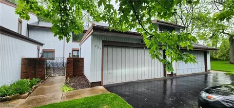 721 Tinkers Ln, Northfield, OH 44067