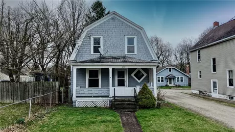 813 Dayton St, Akron, OH 44310
