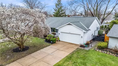 5296 Oak Ridge Dr, Willoughby, OH 44094