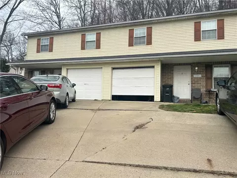 587-589 Ridge Ave NE, New Philadelphia, OH 44663