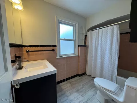 Bath - 95 E 211th St, Euclid, OH 44123 photo 2 of 3