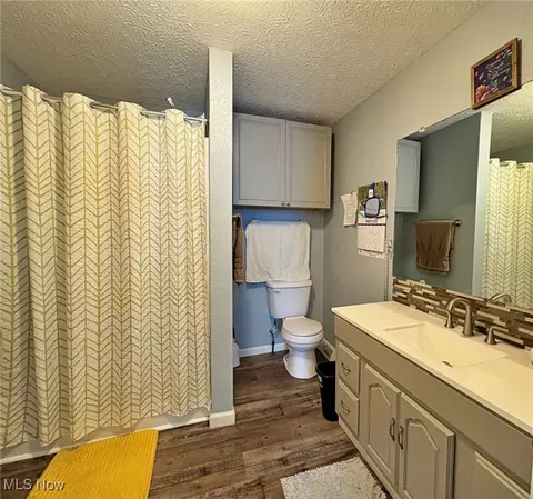 Bath - 1941 Mark Dr, Lorain, OH 44052 photo 2 of 3