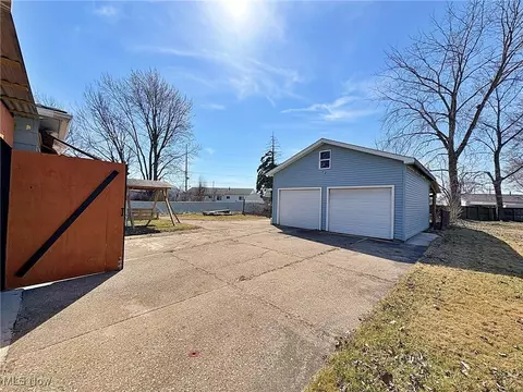 Exterior - 1941 Mark Dr, Lorain, OH 44052 photo 4 of 6
