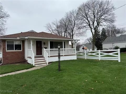 579 Robinson Ave, Barberton, OH 44203