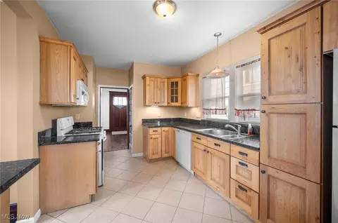 Kitchen - 1825 W 8th St, Ashtabula, OH 44004 photo 1 of 4