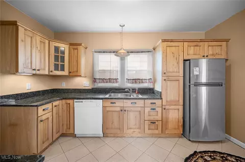 Kitchen - 1825 W 8th St, Ashtabula, OH 44004 photo 3 of 4
