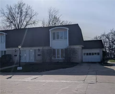 2612 S Green Rd S, University Heights, OH 44122
