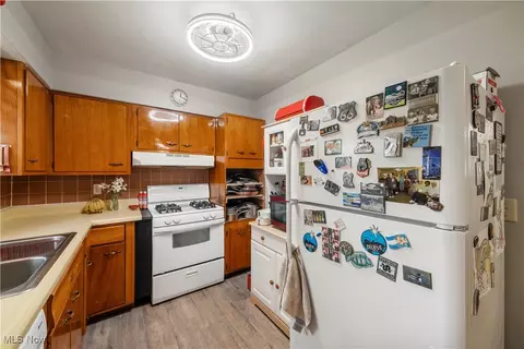 Kitchen - 5963 Dailey Rd, New Franklin, OH 44319 photo 2 of 3