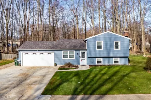 8547 Fairlane Dr, Olmsted Twp, OH 44138