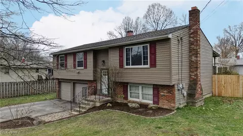 1934 Burr Oaks Ct, Austintown, OH 44515