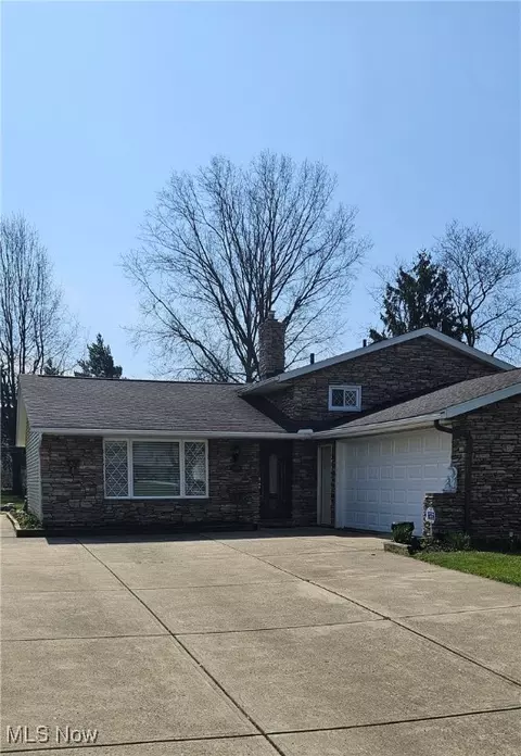1700 S Circle View Dr, Seven Hills, OH 44131