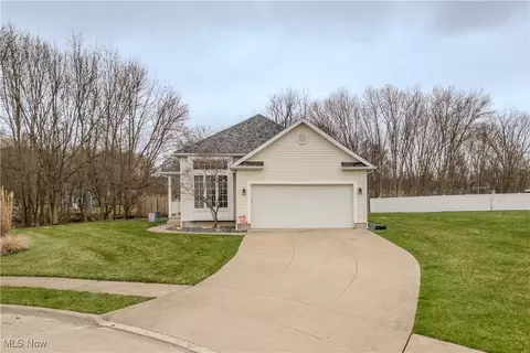 1833 Wood Creek Cir NW, Massillon, OH 44647