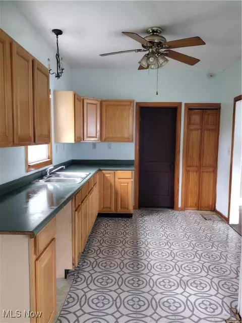 64 Walnut St, Struthers, OH 44471 photo 18