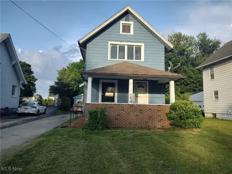 64 Walnut St, Struthers, OH 44471