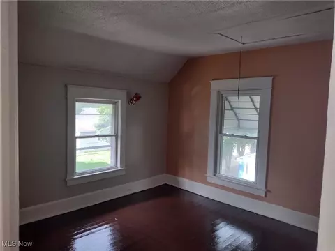 64 Walnut St, Struthers, OH 44471 photo 6
