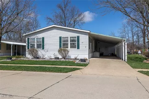 85 Periwinkle Dr, Olmsted Twp, OH 44138
