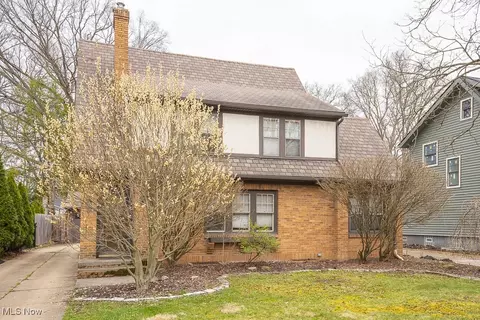 207 Kenilworth Dr, Akron, OH 44313