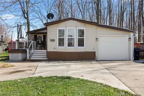 241 Twin Lake Dr, Elyria, OH 44035