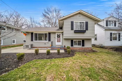16 Waban Rd, Timberlake, OH 44095