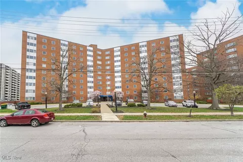 11850 Edgewater Dr #621, Lakewood, OH 44107