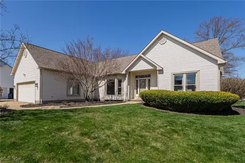 2761 Rising Meadow Dr, Akron, OH 44333