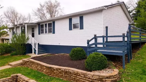 44 Hickory Dr, Little Hocking, OH 45742