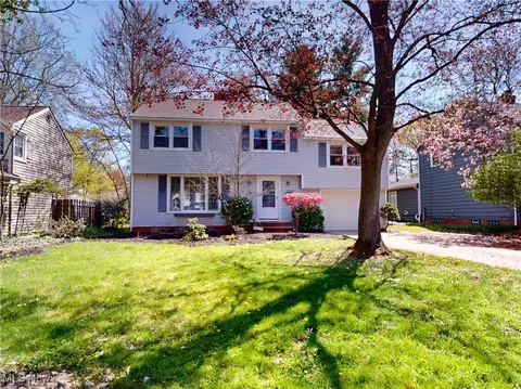 1025 Professor Rd, Lyndhurst, OH 44124