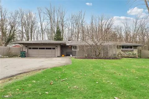 812 Bell Rd, Chagrin Falls, OH 44022