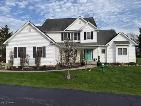 25 Pine Villa Trl, Aurora, OH 44202