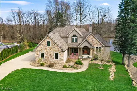 2051 E Swan Lake Cir, Kent, OH 44240