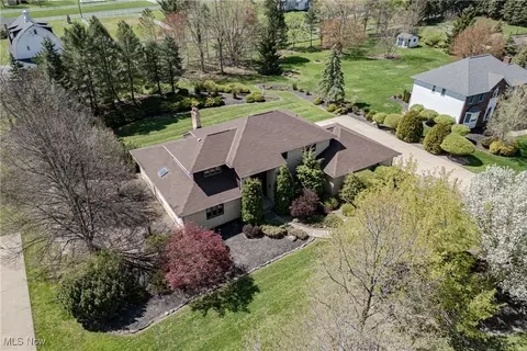 2882 Oakwood Dr, Willoughby Hills, OH 44094