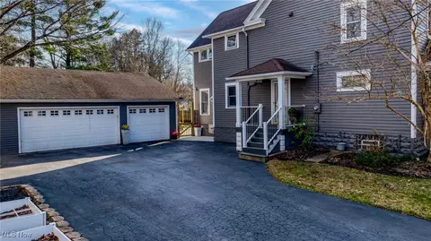 129 Walnut St, Chagrin Falls, OH 44022 photo 4