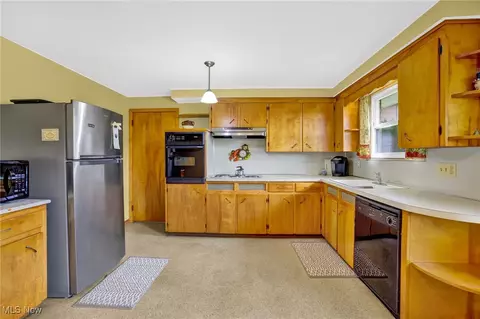 Kitchen - 420 Manor Ave NW, Canton, OH 44708 photo 3 of 4