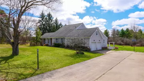 2792 E Pioneer Trl, Aurora, OH 44202