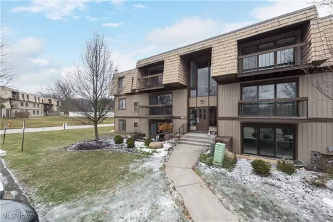 9600 Cove Dr #B-10, North Royalton, OH 44133