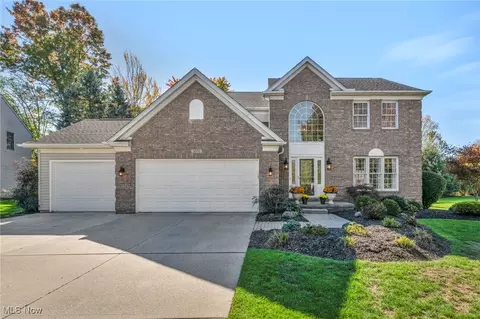 9970 Forest Lake Dr, Twinsburg, OH 44087