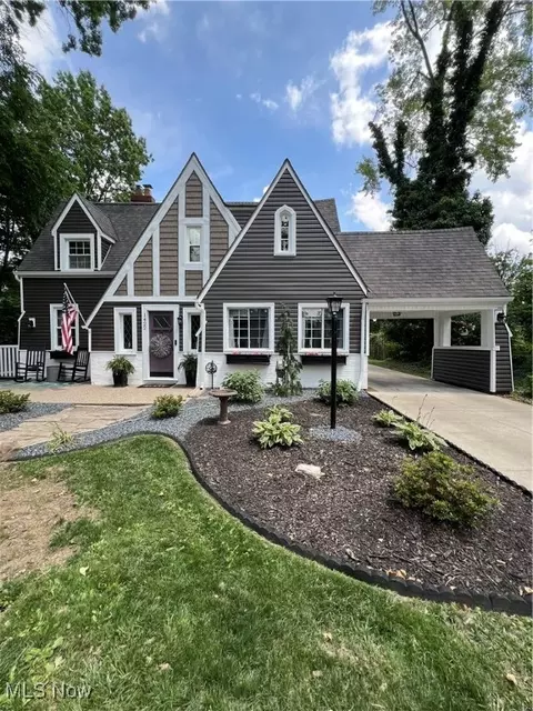 1422 Robinwood Rd, Alliance, OH 44601