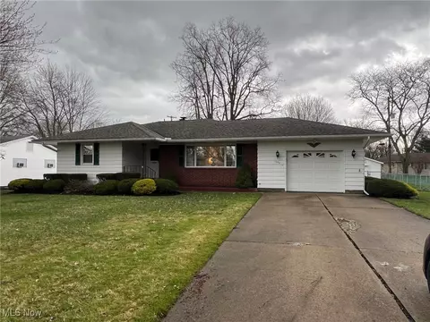 1052 Westshore Dr, Ashtabula, OH 44004
