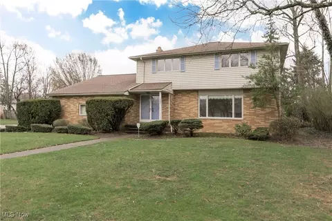 5460 Harleston Dr, Lyndhurst, OH 44124
