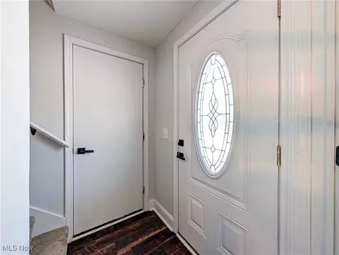 Entry Way - 261 E Mohawk Dr, Malvern, OH 44644 photo 1 of 2