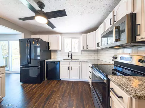 Kitchen - 261 E Mohawk Dr, Malvern, OH 44644 photo 1 of 4